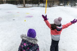 Jeux dans les cours d'école : la controverse des buttes de neige en pleine tempête