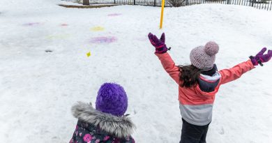 Jeux dans les cours d'école : la controverse des buttes de neige en pleine tempête