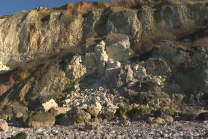 Effondrement spectaculaire d’un pan de falaise de craie près du Havre capté en vidéo