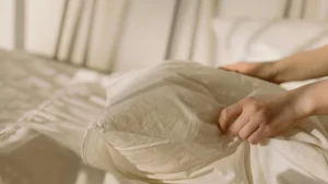 Bactéries, sueur, acariens : fréquence recommandée pour laver ses draps