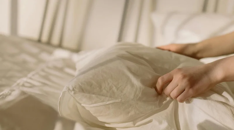 Bactéries, sueur, acariens : fréquence recommandée pour laver ses draps