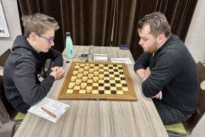 Un tournoi de Noël pour les passionnés de dames : jouer deux fois par jour exige une bonne forme