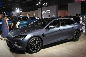 Véhicules électriques : le Chinois BYD devrait pour la première fois détrôner Tesla en 2025
