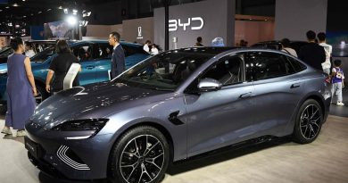 Véhicules électriques : le Chinois BYD devrait pour la première fois détrôner Tesla en 2025