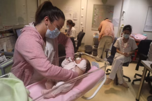 Le nouveau congé de naissance : prendra-t-il effet le 1er janvier 2026 pour les parents ?