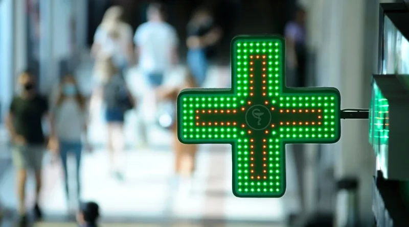 Sérum biphasé en pharmacie : réveille l'éclat de la peau et améliore son apparence de 25%