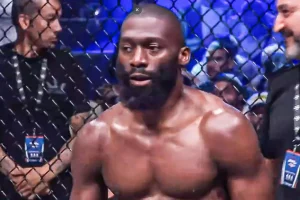 Photo de Cedric Doumbe dans la cage du PFL Paris