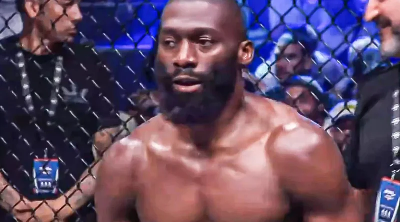 Photo de Cedric Doumbe dans la cage du PFL Paris