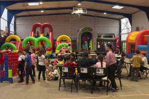 Une garderie géante pour permettre aux parents de faire leurs achats de Noël en toute tranquillité