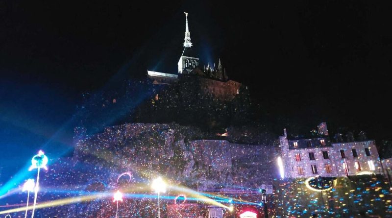 En images : un parcours lumineux magique à découvrir au Mont-Saint-Michel