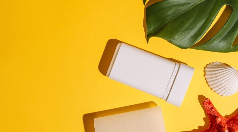 Cosmétiques en stick : la tendance beauté pratique qui s'impose sur le marché