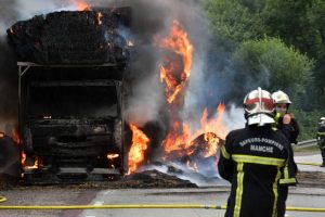 Val-d'Oise : un camion en feu sur la Rn 104, la circulation interrompue pendant 5 heures