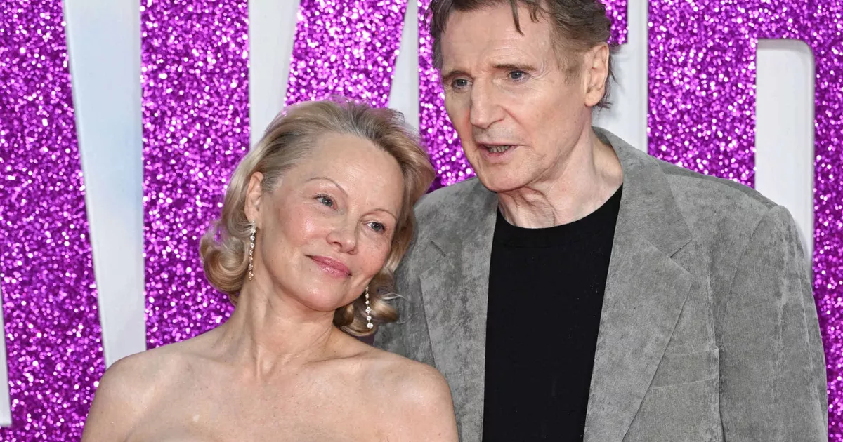 Pamela Anderson révèle les coulisses de sa romance avec Liam Neeson : « Il m’a présentée comme la future madame Neeson »