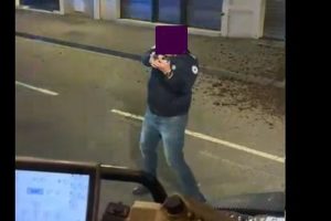 Un policier pointe son arme sur un manifestant lors d’une action des agriculteurs à Auch