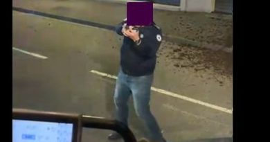 Un policier pointe son arme sur un manifestant lors d’une action des agriculteurs à Auch