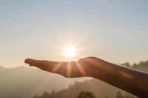 Pourquoi le Soleil brûle-t-il la peau alors que l'espace reste glacial ? Explications scientifiques.