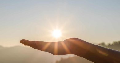 Pourquoi le Soleil brûle-t-il la peau alors que l'espace reste glacial ? Explications scientifiques.