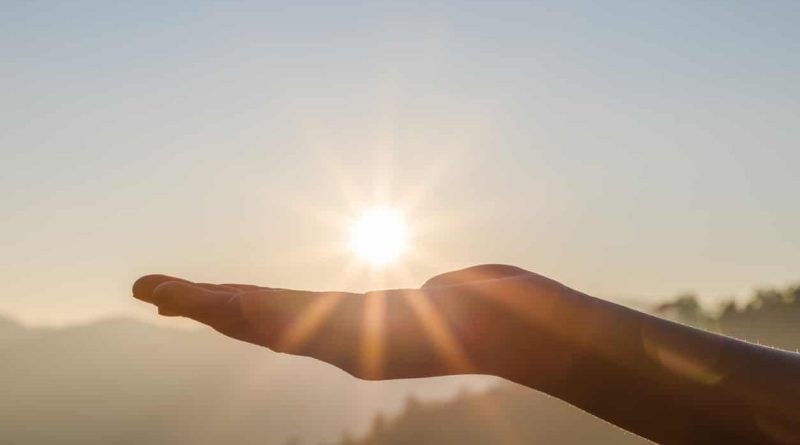 Pourquoi le Soleil brûle-t-il la peau alors que l'espace reste glacial ? Explications scientifiques.