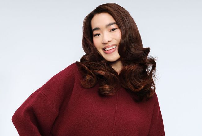 Des cheveux longs coiffés en volume pour les fêtes.