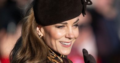 Kate Middleton en sac en daim et manteau tartan : un look de Noël 2025 remarqué