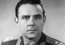En 1967, la mort de Vladimir Komarov dans Soyouz 1 révèle les failles du programme spatial soviétique