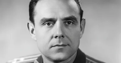 En 1967, la mort de Vladimir Komarov dans Soyouz 1 révèle les failles du programme spatial soviétique