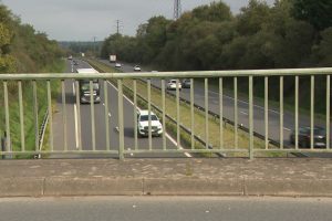 Deux adolescents suspectés d'avoir tué un homme en jetant un bloc de béton restent assignés à résidence