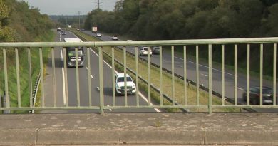 Deux adolescents suspectés d'avoir tué un homme en jetant un bloc de béton restent assignés à résidence