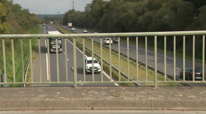 Deux adolescents suspectés d'avoir tué un homme en jetant un bloc de béton restent assignés à résidence