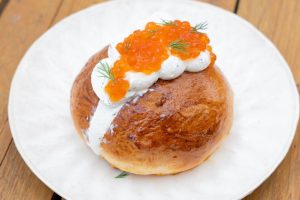 VIDÉO - Maritozzi salés à la ricotta et œufs de saumon : une brioche festive à découvrir !