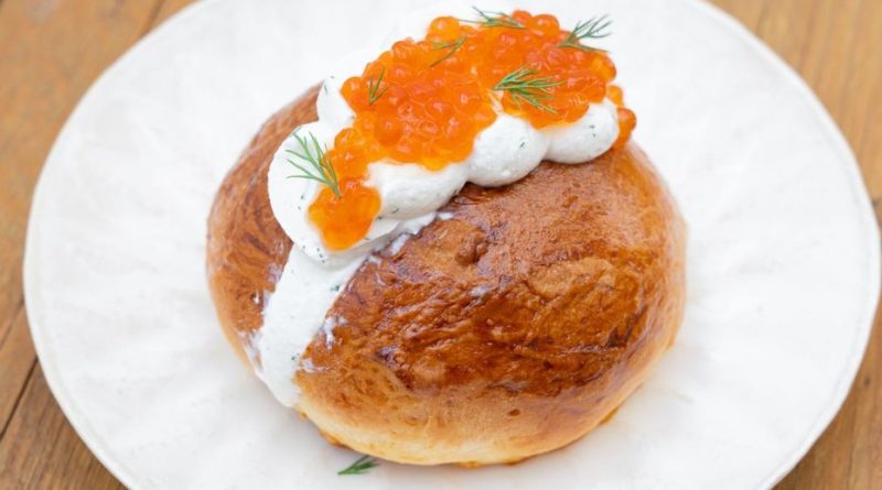 VIDÉO - Maritozzi salés à la ricotta et œufs de saumon : une brioche festive à découvrir !