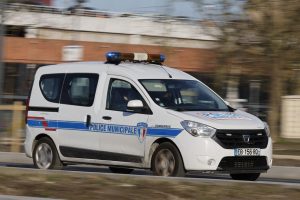Une voiture de police transportant le maire visée par un tir de mortier, un adolescent de 14 ans interpellé