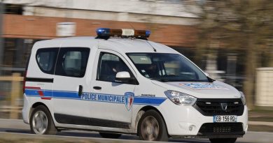 Une voiture de police transportant le maire visée par un tir de mortier, un adolescent de 14 ans interpellé