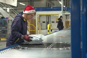 Noël : derniers délais pour l'envoi des colis, la poste en pleine activité