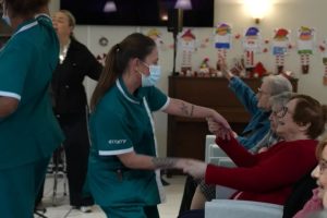 Des bénévoles ravivent l'esprit de Noël dans un Ehpad : 'C'est merveilleux, on n'est pas oublié'