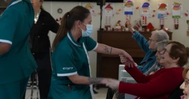 Des bénévoles ravivent l'esprit de Noël dans un Ehpad : 'C'est merveilleux, on n'est pas oublié'