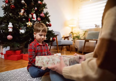 Noël : un petit garçon se réveille trop tôt et suscite l'hilarité des internautes