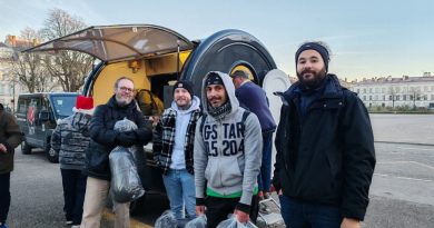 Face au froid persistant à Nancy, des gamers organisent une collecte et distribuent 32 sacs de couchage aux sans-abri grâce à un tournoi caritatif Nancy : face au froid, une association de gamers se mobilise pour offrir des sacs de couchage aux SDF