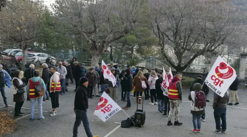À Digne-les-Bains, les soignants mobilisés empêchent la suppression de 29 postes à l'hôpital