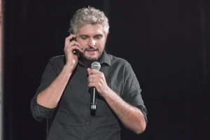 Pierre-Emmanuel Barré dénonce les violences policières et l'impunité d'État