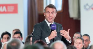 Emmanuel Macron réagit aux médias Bolloré sur le « Label d'État » et les accusations de totalitarisme