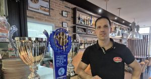 Ain : le champion de pizza acrobatique de Montréal-la-Cluse vise le titre mondial