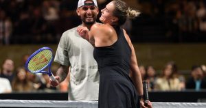 Tennis. Un terrain atypique et un niveau relatif : Kyrgios domine Sabalenka pour la « Bataille des sexes »