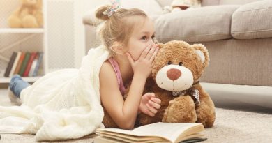 Pourquoi parler à son doudou ou à ses jouets est essentiel pour le développement de l'enfant