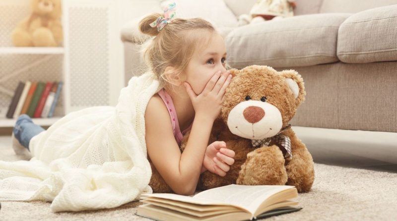 Pourquoi parler à son doudou ou à ses jouets est essentiel pour le développement de l'enfant