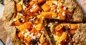 Tarte rustique d'automne : patate douce et feta pour une recette savoureuse