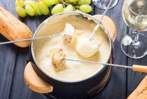 Fondue moitié-moitié : découvrez la fondue « fondante-filante » prisée par les Suisses
