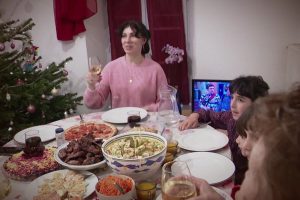 Noël : une famille ukrainienne célèbre son troisième réveillon en France