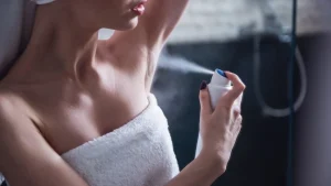 Le meilleur moment pour appliquer son déodorant selon un médecin : conseils pour une efficacité prolongée