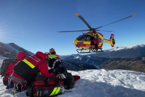 Un skieur de 24 ans meurt après avoir heurté un bloc rocheux sur un secteur hors-piste en Savoie
